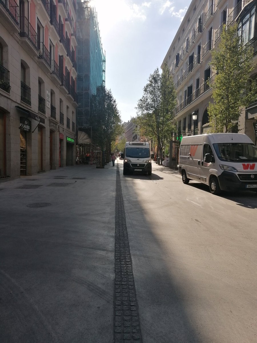 pebarrero's tweet photo. La C/Arenal #Madrid lleva años siendo peatonal y volvemos al pasado con esta obra.
La reforma de @AlmeidaPP_ aparenta una calle para los coches, con un pavimento ya tiene agujeros.
La gente camina por los laterales como si de una calle con tráfico se tratará.
#ObraMalEjecutada https://t.co/v5IRA0okZ5