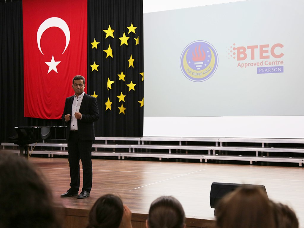tededirnekoleji's tweet photo. #BTEC #SocialMedia programını başarıyla tamamlayan #TEDEdirneKoleji Lisesi öğrencileri Pearson BTEC Türkiye Sorumlusu İsmail Cem Sezer'in katıldığı törende sertifikalarını aldılar. Öğrencilerimiz bu yıl #InformationTechnology ile BTEC programına devam edecekler. https://t.co/KvSg1FLnl6