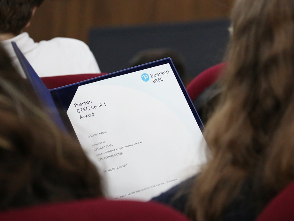 tededirnekoleji's tweet photo. #BTEC #SocialMedia programını başarıyla tamamlayan #TEDEdirneKoleji Lisesi öğrencileri Pearson BTEC Türkiye Sorumlusu İsmail Cem Sezer'in katıldığı törende sertifikalarını aldılar. Öğrencilerimiz bu yıl #InformationTechnology ile BTEC programına devam edecekler. https://t.co/KvSg1FLnl6