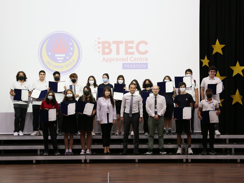 tededirnekoleji's tweet photo. #BTEC #SocialMedia programını başarıyla tamamlayan #TEDEdirneKoleji Lisesi öğrencileri Pearson BTEC Türkiye Sorumlusu İsmail Cem Sezer'in katıldığı törende sertifikalarını aldılar. Öğrencilerimiz bu yıl #InformationTechnology ile BTEC programına devam edecekler. https://t.co/KvSg1FLnl6