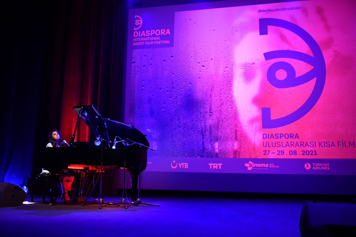 Türk diasporasının en değerli sanatçılarından piyanist ve besteci Karsu, #DiasporaIFF Kapanış Gecesi ve Ödül Töreni'nde sevilen şarkılarını davetliler için söyledi. 

<a href="/KarsuDonmez/">Karsu</a>
#HerŞeydenBirazKalır 👁