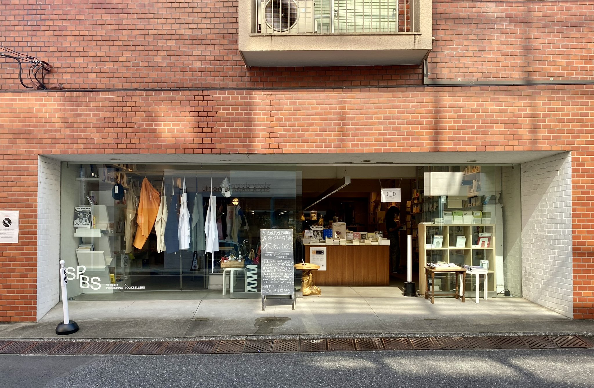 Backpacker 設置情報 Backpacker 最新号vol 18号を Spbs本店 Spbs Tokyo さんに置かせていただきました 奥渋谷にある 出版する本屋 雑貨や古着も扱っております ガラス越しにオシャレな雰囲気が伝わってきますね ぜひお立ち寄りください