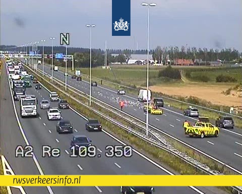 Problemen op de A2, door afgevallen lading bij Kerkdriel