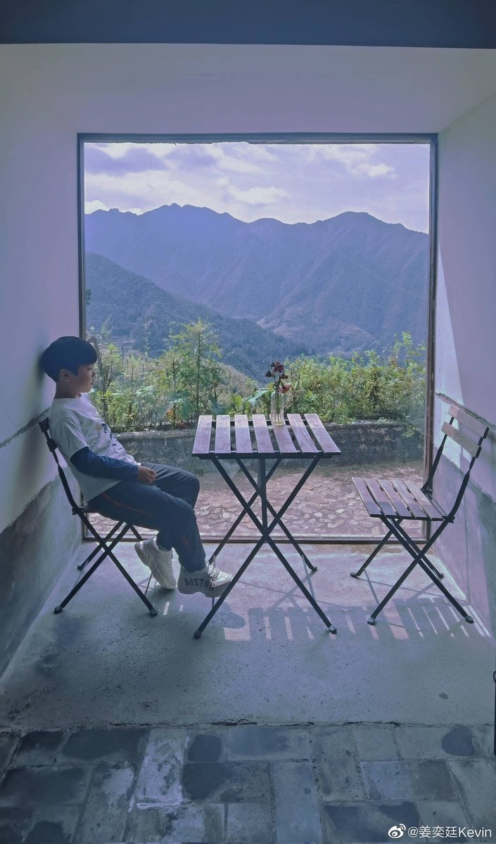 TUPHFanbase's tweet photo. #JiangYiting aka Young Yuan Weibo Update 08|30|21

[You have started school, and I am still playing in the mountains. Is that okay? 😂😂😚😚]

#KevingJiang #JiangYiting姜奕廷 #姜奕廷 https://t.co/tCiWUo2ZLM