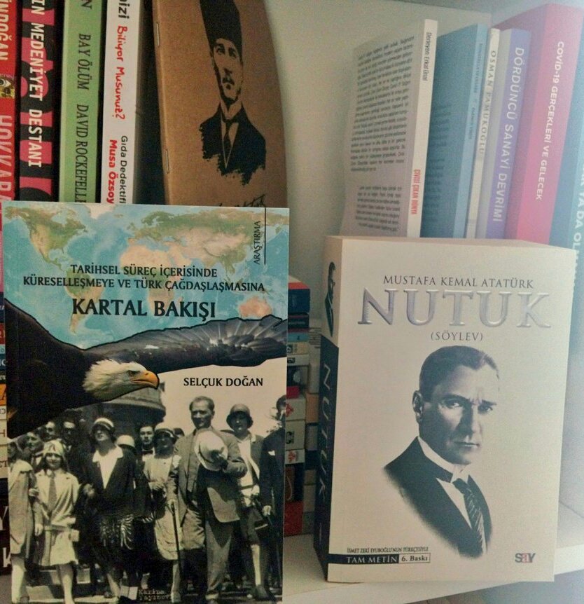 KartalBakisiSD's tweet photo. Biz Türkler tarih boyunca hürriyet ve istiklale timsal olmuş bir milletiz.

Ulu Önder Gazi Mustafa Kemal Atatürk.

Büyük Zafer'in 99. Yılı kutlu olsun.

#KartalBakışı #okumalistem #bookstagram #selçukdoğan #30Ağustos #30AgustosZaferBayrami https://t.co/T3qFxOfYAq