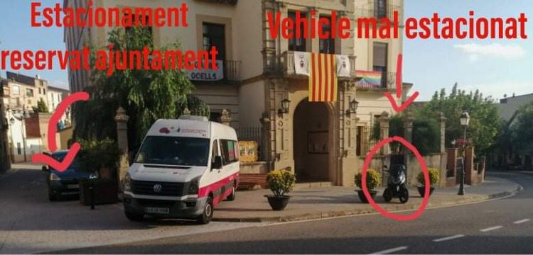 siuranaenlluita's tweet photo. Aquí tenim un clar exemple del que NO és predicar amb l'exemple. Davant de l'ajuntament de Cornudella de Montsant, un dels seus regidors aparcant la moto de manera il·legal ! El multaran també ? #oletu #clarquesi #porqueyolovalgo #justiciaigualpertotsigual 👏👏👏 https://t.co/5WGEBMRNGl