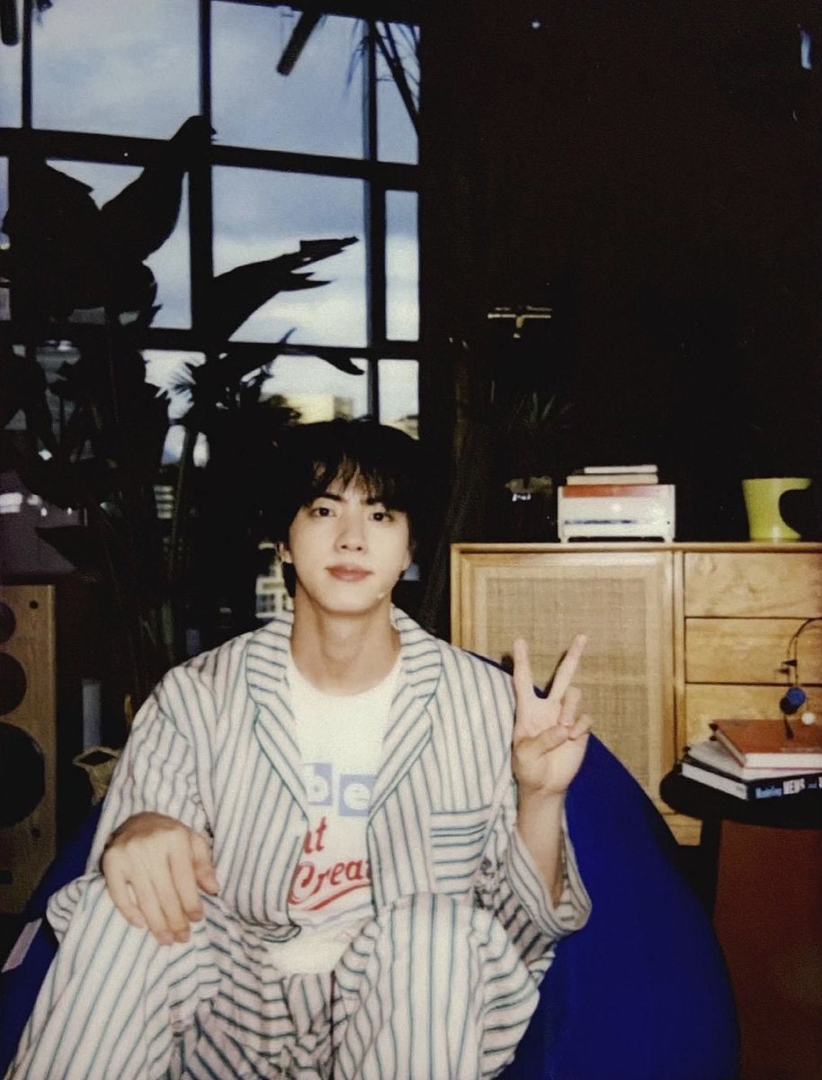 seokjinfile's tweet photo. seokjin polaroid 📸 https://t.co/2d6qsWAG9l