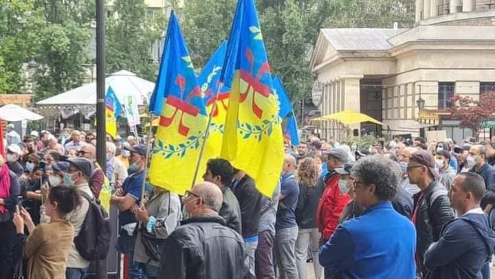 Been42980283's tweet photo. ليست الرباط🇲🇦 إنها باريس🇨🇵 !
نظمت جمهورية القبائل تظاهرة كبيرة في ساحة :
"Place de la Bataille de Stalingra"
في إنتظار إستدعاء وزير الخارجية 🇩🇿
لسفير فرنسا 🇨🇵 للتعبير عن الإحتجاج!
أليس سماح السلطات 🇨🇵 لشعب القبائل بالتظاهر دعما علنيا لها ؟!
الحركة معتمدة في فرنسا بالمناسبة.. https://t.co/fzDu5RJhvS