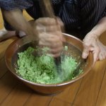 餅で思い出すことと言えば？超高速でズンダを打つ祖母の手さばき!