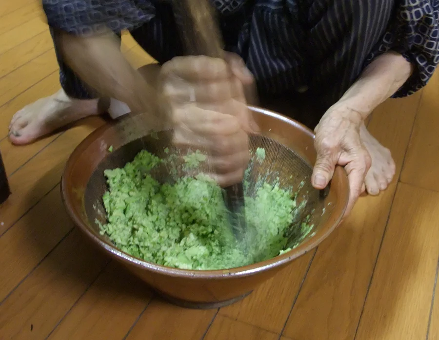 餅で思い出すことと言えば？超高速でズンダを打つ祖母の手さばきwww