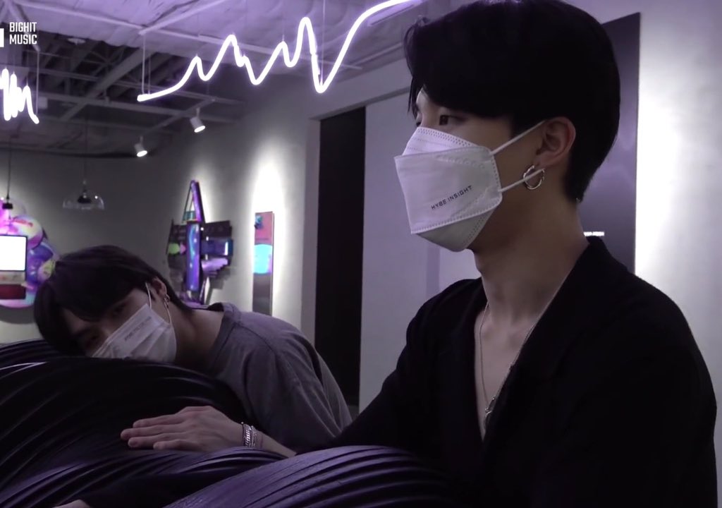 mxlkysujim's tweet photo. When Yoongi sees his world

— A f*cking damn thread https://t.co/LhEcRgN4gN