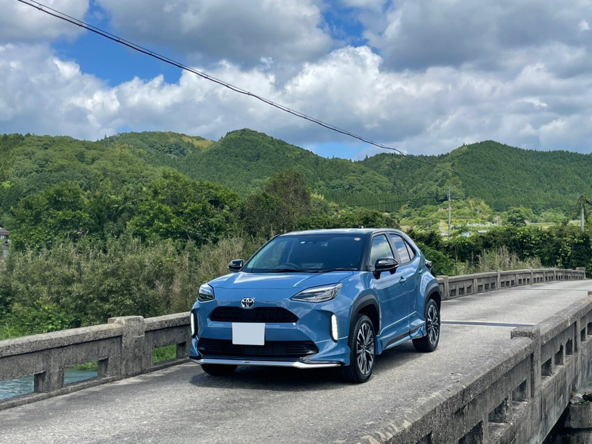 ヤリスクロスZ 水色×黒 ツートン モデリスタエレガンス付乗ってます