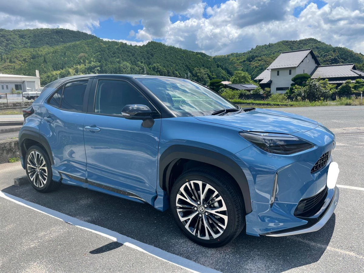 ヤリスクロスZ 水色×黒 ツートン モデリスタエレガンス付乗ってます