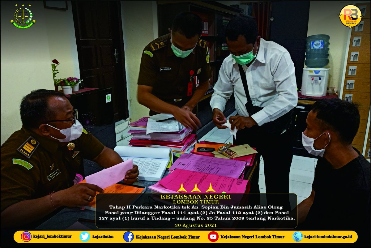 KejariLotim's tweet photo. Tahap II Perkara Narkotika tsk An. Sopian Bin Jumasih Alias Olong pasal yang dilanggar Pasal 114 ayat (2) Jo Pasal 112 ayat (2) dan Pasal 127 ayat (1) huruf a Undang – undang No. 35 Tahun 2009 tentang Narkotika.
@kejaksaan.ri
#selong #lotim #kejagung #narkotika #pidum #Kejaksaan https://t.co/WHHhOkEYOE