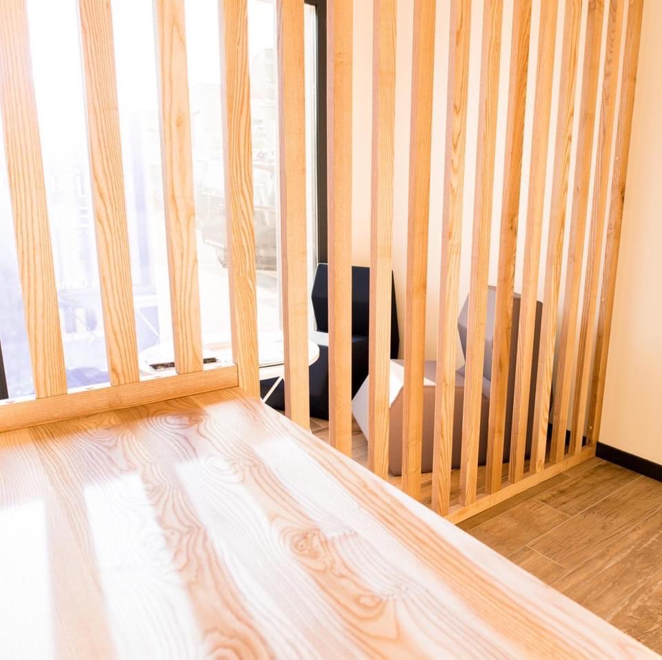 Réalisation d’un 8ème espace de travail sur-mesure par notre client Franck Juillot.

Une création « Made in Le Creusot » avec un artisan très doué ! 

#axa #agence #assurance #banque #bureau #bureaudesign #bois #metal #acier #interiordesign #design #madeinfrance🇫🇷 #artisanat