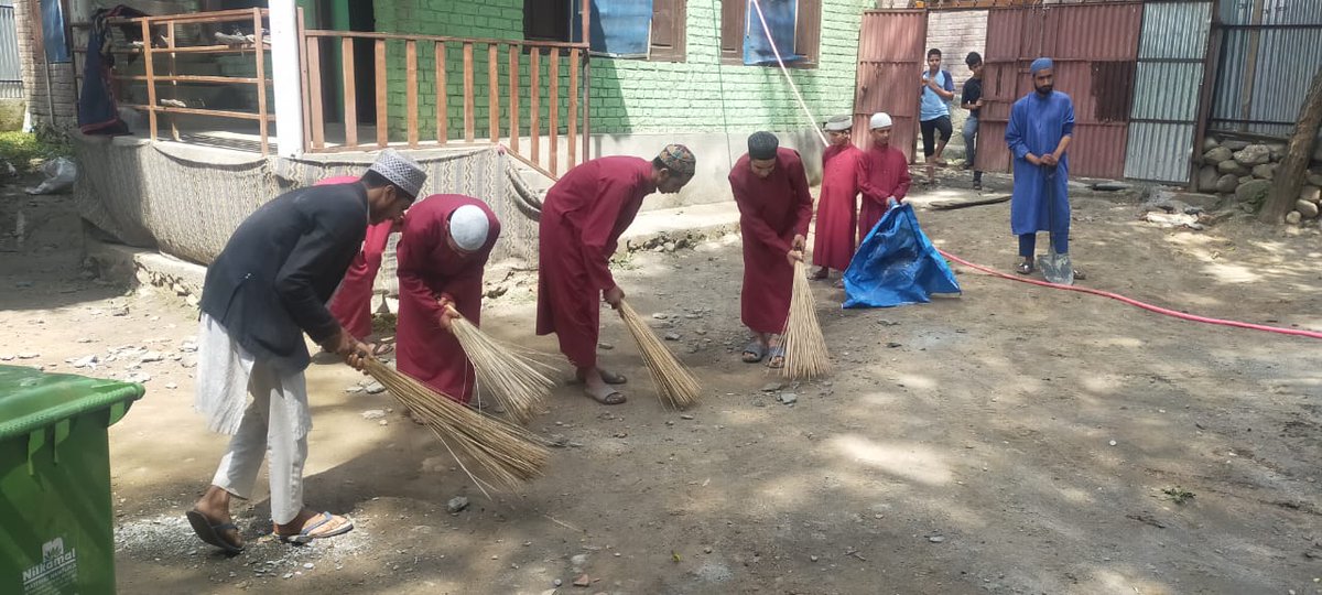 GanderbalD's tweet photo. Swachh Bharat, Swasth Bharat, Shreshth Bharat. Locals from Lar #Army Camp, #Ganderbal joined hands with Madrasa students to promote cleanliness in the area in true spirit of #SwachhBharat Abhiyan. #AwamArmyConnect
@swachhbharat
#MoujKasheer
#KashmirBleedsGreen
#Kashmir https://t.co/Puj5jCv3f6