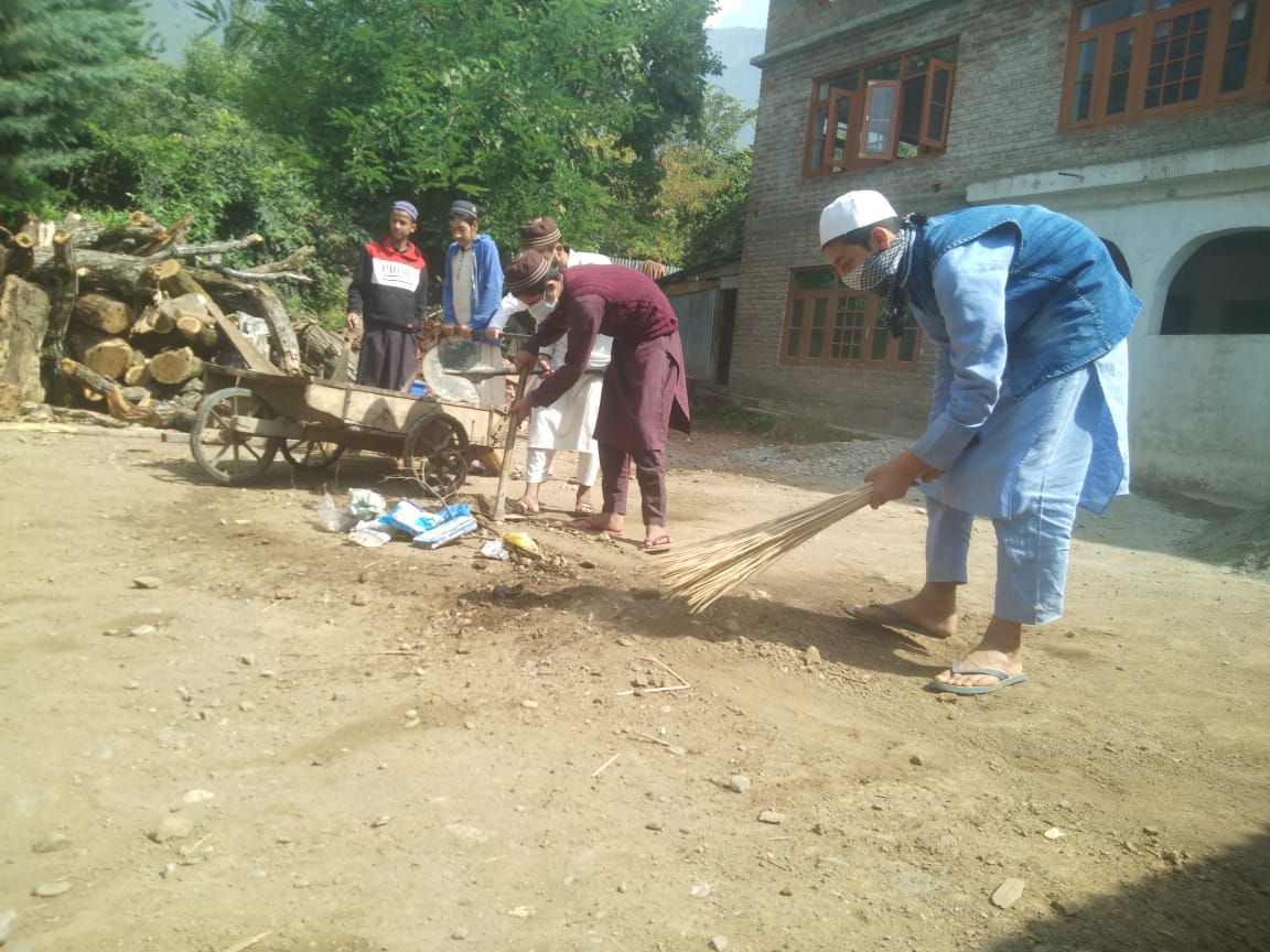 GanderbalD's tweet photo. Swachh Bharat, Swasth Bharat, Shreshth Bharat. Locals from Lar #Army Camp, #Ganderbal joined hands with Madrasa students to promote cleanliness in the area in true spirit of #SwachhBharat Abhiyan. #AwamArmyConnect
@swachhbharat
#MoujKasheer
#KashmirBleedsGreen
#Kashmir https://t.co/Puj5jCv3f6