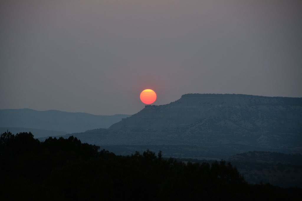 TownofRangelyCO's tweet photo. Check out the gorgeous smokey sunset on Dragon Wash in Rangely tonight. #TownOfRangely #RangelyColorado #Sunset #RangelySunset #ColoradoSunset #ColorfulColorado #Sunset https://t.co/ih9PMuYzV8