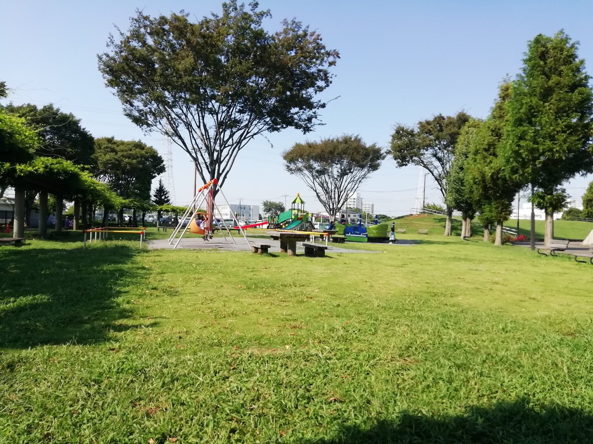 ট ইট র 鎌倉の三姉妹ママ 元ピラティスインストラクター 週末は由比ガ浜と藤沢市の秋葉台グラウンドで 秋葉台公園の市民プール もついでに遊んだけど流れるプールとか色々あって もうすぐ夏休みが終るけど 学校プールも沢山通いました 楽しかった