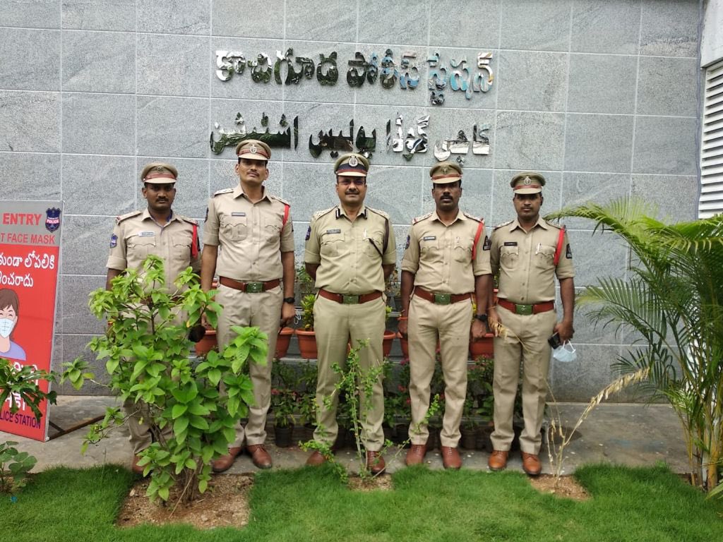 SyedAKashafQ's tweet photo. This is probably the first modern Police station with signage in #Urdu. Agree or disagree @hydcitypolice have always tried to stood up to the mark when it comes about Friendly policing. Kudos to @DCPEASTZONE sir, @CPHydCity sir for the overwhelming effort towards urdu. https://t.co/VsjoueVOuo