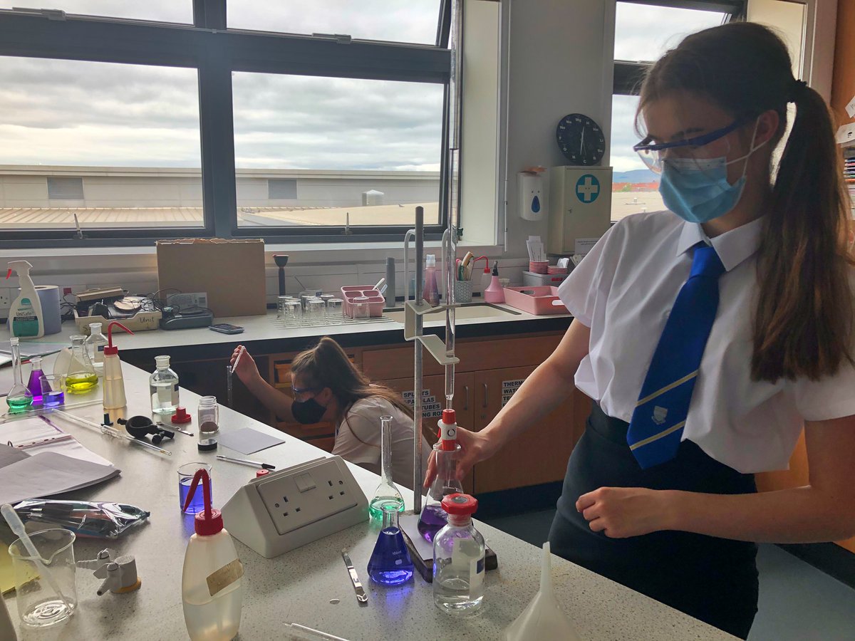 Advanced Higher chemists were carrying out complexometric titrations today. Here they are showing all their good practice including comparing end-point colours. 🎨 Fab job girls! 🙌#GirlsInSTEM