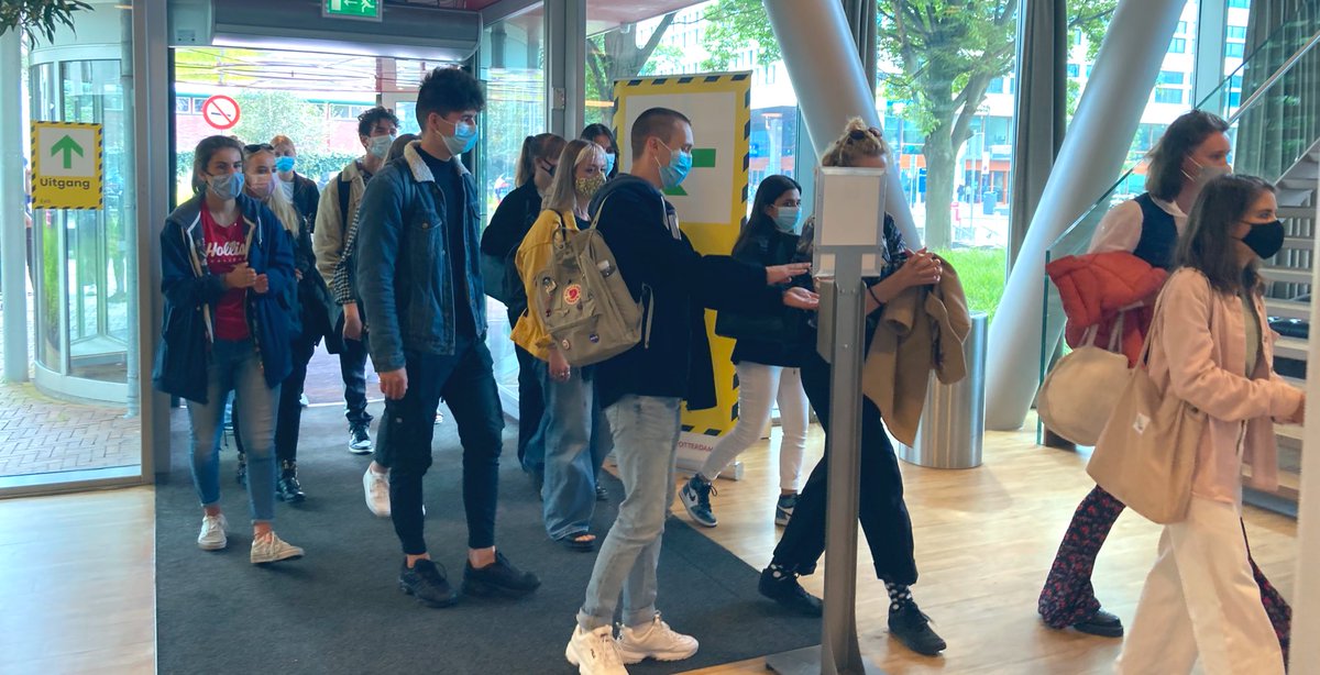 Studenten <a href="/RdamAcademy/">Rotterdam Academy</a> <a href="/hsrotterdam/">Hogeschool Rotterdam</a> komen binnen voor de eerste dag van hun introductieweek. Mondkapje op ✅                       Handen desinfecteren ✅