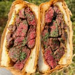 ボリューム感が半端ない!？ステーキまみれの肉厚ミートサンド!