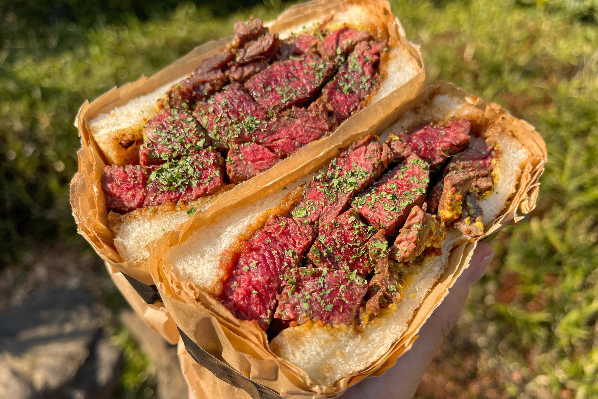 ボリューム感が半端ない！？ステーキまみれの肉厚ミートサンド！