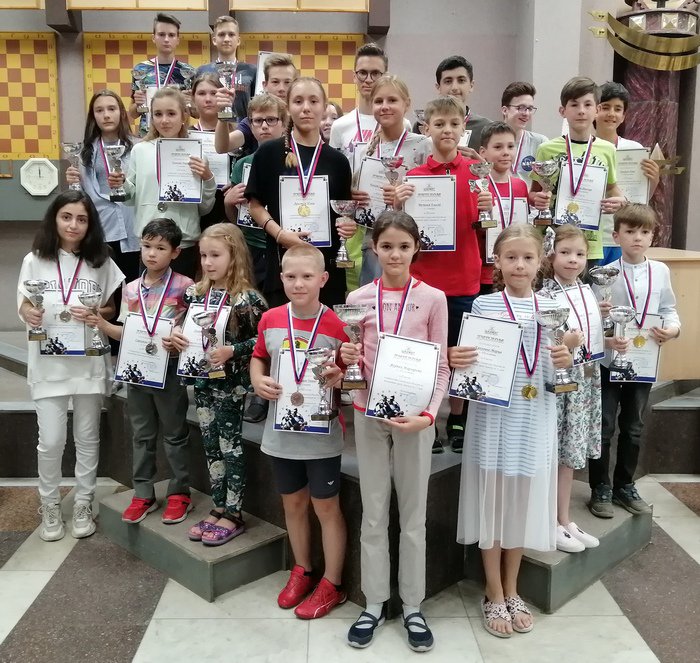 В преддверии начала учебного года в шахматном клубе «Ладья» завершилось Первенство Самарской области по шахматам. Лицеисты порадовали россыпью медалей разного достоинства! samlit.net/novosti/news-2…