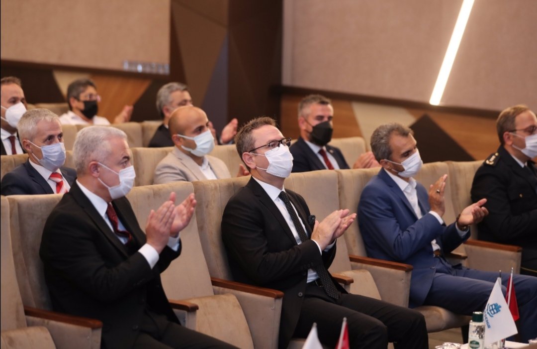 30 Ağustos Zafer Bayramı Başakşehir'de Coşkuyla Kutlandı🇹🇷
Başakşehirlilerle Muhsin Ertuğrul Sanat Merkezi’nde toplanıldı. 
🚨Başakşehir Belediye Başkanı Yasin Kartoğlu tüm Başakşehirli komşularını saat 19.45’te kortej yürüyüşü için Bahçeşehir Hizmet Binasının önüne davet etti.