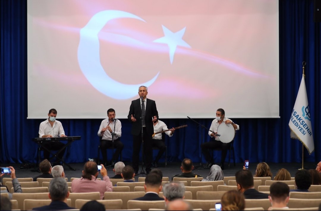 BasaksehirPosta's tweet photo. 30 Ağustos Zafer Bayramı Başakşehir'de Coşkuyla Kutlandı🇹🇷
Başakşehirlilerle Muhsin Ertuğrul Sanat Merkezi’nde toplanıldı. 
🚨Başakşehir Belediye Başkanı Yasin Kartoğlu tüm Başakşehirli komşularını saat 19.45’te kortej yürüyüşü için Bahçeşehir Hizmet Binasının önüne davet etti. https://t.co/LwCqHqVVrr