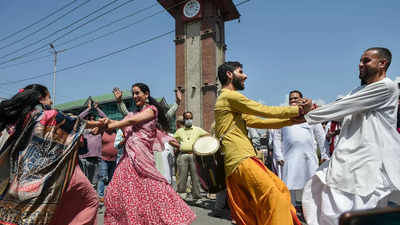 timesofindia's tweet image. #Janmashtami procession taken out in Srinagar after two years 

Read: toi.in/gwI3wY/a24gk