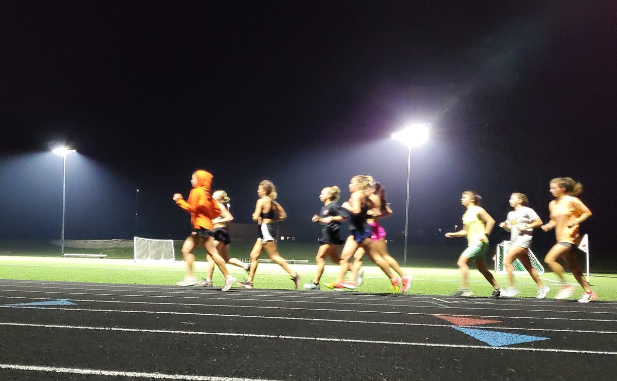 GTownXCTF's tweet photo. Nothing beats an early morning speed session under the lights! @GCAthletics @GtownCollege https://t.co/XRJHifF0Fm
