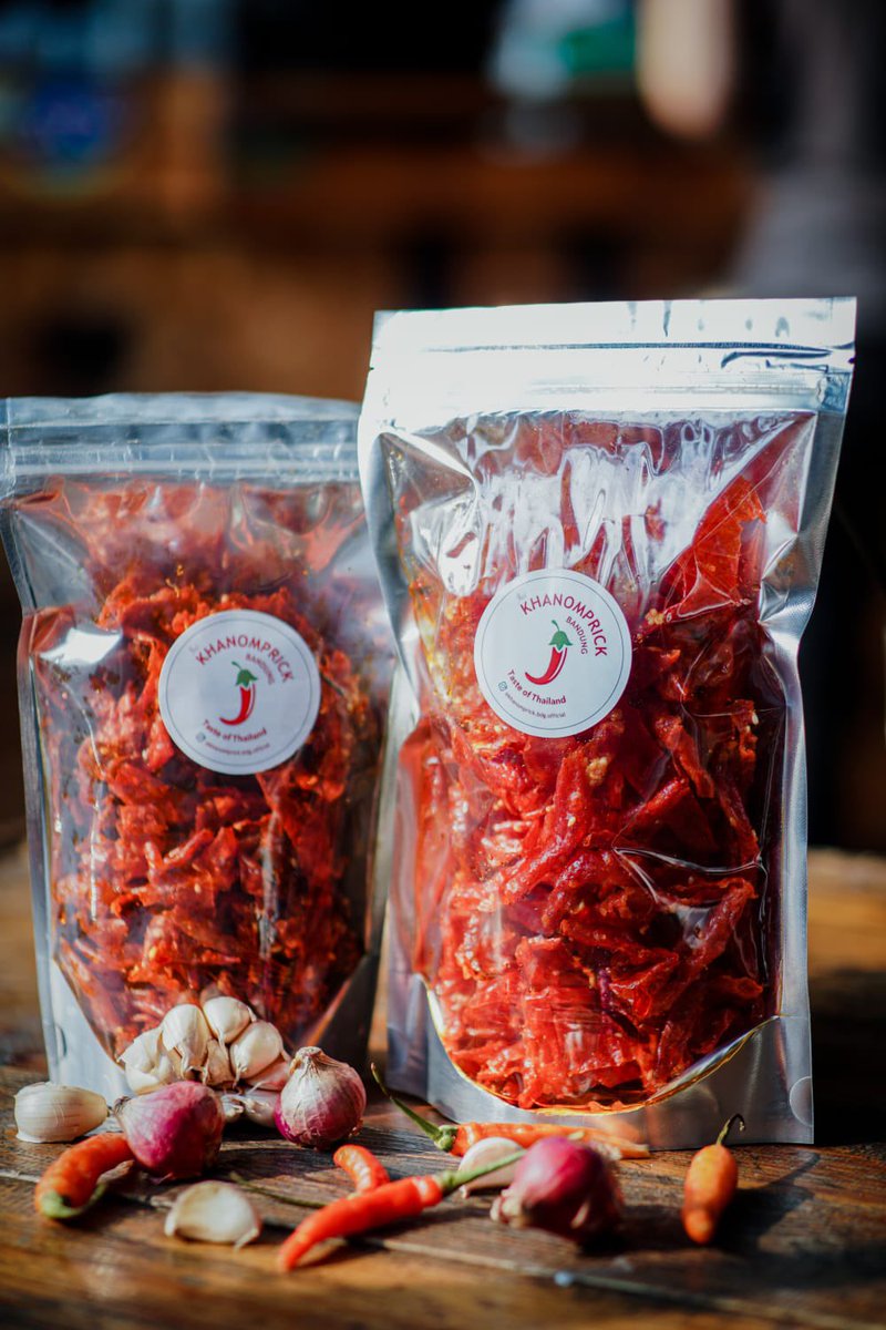 Khanomprick keripik cabe yg dibuat dari cabe segar loh, yg ini rasa original.. ada 4 rasa original, keju, daun jeruk dan extra pedas.. biji cabe dibuang loh ini ☺️ pemesanan bisa wa ke no 081247774044, dm ig ajengdenissa atau tokped RumahKhanomprick..