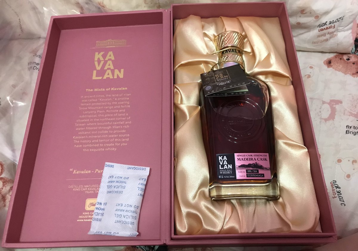 horn1128's tweet photo. 等待的時間是值得，終於到手～好開心，還有捨不得開封的石虎封面的威士忌🥰🥰好開心
#噶瑪蘭威士忌
#噶瑪蘭酒廠珍藏版威士忌原酒系列馬德拉桶
#不會喝酒卻很喜歡買威士忌🥃 https://t.co/7DpKJ1BJCK
