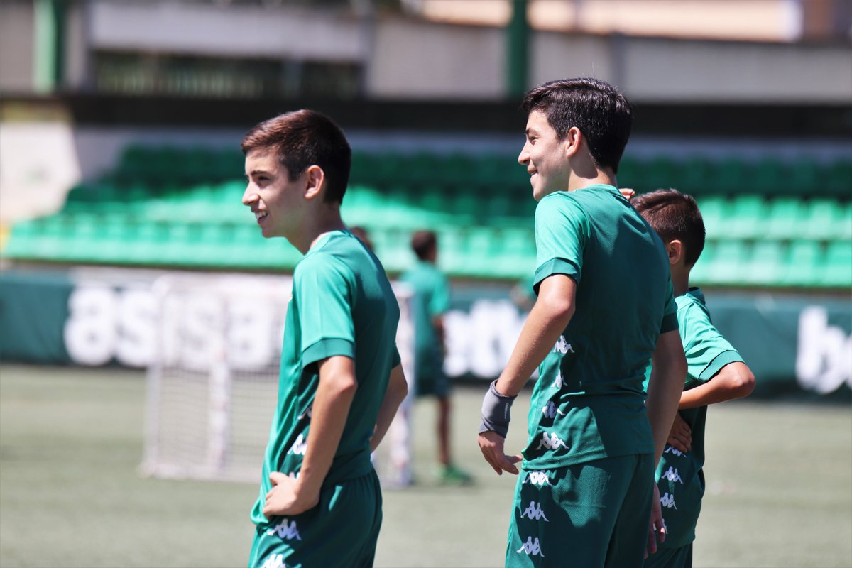 BetisAcademy's tweet photo. ¿Sabías que la #EscuelaBetis cuenta con un equipo Cadete? 🤔

¡Tenemos aún hueco para los jugadores de 14 y 15 años! ⚽️💚 Disfruta del fútbol y de tu Club con nosotros 😉 

Inscripciones 👉 https://t.co/exnSJGRdTl https://t.co/wglIv89rSP