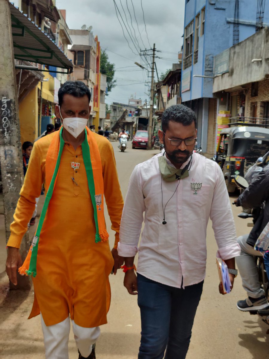 DrmallikarjunB3's tweet image. ಜನಸ್ನೇಹಿ ಆಡಳಿತಕ್ಕೆ ಬಿಜೆಪಿ ಬೆಂಬಲಿಸಿ.

ವಾರ್ಡ್ ನಂ 67 ಮತ್ತು 63ರಲ್ಲಿ ನಮ್ಮ ಅಭ್ಯರ್ಥಿಗಳಾದ ಶ್ರೀ ಶಿವು ಮೆಣಸಿನಕಾಯಿ ಹಾಗೂ ಶ್ರೀ ಮಲ್ಲಪ್ಪ ಶಿರಕೋಳ ಅವರ ಪರವಾಗಿ ಮನೆ ಮನೆ ಪ್ರಚಾರ ಹಾಗೂ ಬೂತ್ ಕಾರ್ಯಗಳು ಕುರಿತ ಸಭೆ ನಡೆಸಿ ಮುಂದಿನ ಯೋಜನೆ ಮಾಡಲಾಯಿತು.

ಬಸವರಾಜ ಬಿಡನಾಳ,ಕಲ್ಲಪ್ಪ ಮೊರಬದ,
ಪ್ರಕಾಶ,ದೀಪಕ್ ಬೆಡಸುರ್ ಜೊತೆಗಿದ್ದರು.