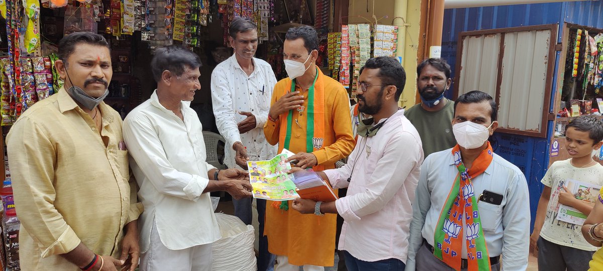 DrmallikarjunB3's tweet image. ಜನಸ್ನೇಹಿ ಆಡಳಿತಕ್ಕೆ ಬಿಜೆಪಿ ಬೆಂಬಲಿಸಿ.

ವಾರ್ಡ್ ನಂ 67 ಮತ್ತು 63ರಲ್ಲಿ ನಮ್ಮ ಅಭ್ಯರ್ಥಿಗಳಾದ ಶ್ರೀ ಶಿವು ಮೆಣಸಿನಕಾಯಿ ಹಾಗೂ ಶ್ರೀ ಮಲ್ಲಪ್ಪ ಶಿರಕೋಳ ಅವರ ಪರವಾಗಿ ಮನೆ ಮನೆ ಪ್ರಚಾರ ಹಾಗೂ ಬೂತ್ ಕಾರ್ಯಗಳು ಕುರಿತ ಸಭೆ ನಡೆಸಿ ಮುಂದಿನ ಯೋಜನೆ ಮಾಡಲಾಯಿತು.

ಬಸವರಾಜ ಬಿಡನಾಳ,ಕಲ್ಲಪ್ಪ ಮೊರಬದ,
ಪ್ರಕಾಶ,ದೀಪಕ್ ಬೆಡಸುರ್ ಜೊತೆಗಿದ್ದರು.