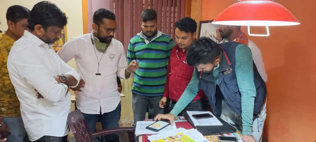 DrmallikarjunB3's tweet image. ಜನಸ್ನೇಹಿ ಆಡಳಿತಕ್ಕೆ ಬಿಜೆಪಿ ಬೆಂಬಲಿಸಿ.

ವಾರ್ಡ್ ನಂ 67 ಮತ್ತು 63ರಲ್ಲಿ ನಮ್ಮ ಅಭ್ಯರ್ಥಿಗಳಾದ ಶ್ರೀ ಶಿವು ಮೆಣಸಿನಕಾಯಿ ಹಾಗೂ ಶ್ರೀ ಮಲ್ಲಪ್ಪ ಶಿರಕೋಳ ಅವರ ಪರವಾಗಿ ಮನೆ ಮನೆ ಪ್ರಚಾರ ಹಾಗೂ ಬೂತ್ ಕಾರ್ಯಗಳು ಕುರಿತ ಸಭೆ ನಡೆಸಿ ಮುಂದಿನ ಯೋಜನೆ ಮಾಡಲಾಯಿತು.

ಬಸವರಾಜ ಬಿಡನಾಳ,ಕಲ್ಲಪ್ಪ ಮೊರಬದ,
ಪ್ರಕಾಶ,ದೀಪಕ್ ಬೆಡಸುರ್ ಜೊತೆಗಿದ್ದರು.