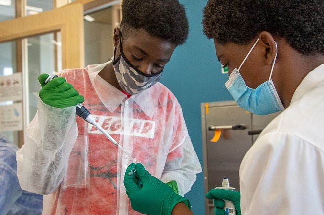 MALifeSciences's tweet image. Kudos to our partners at the Gloucester Marine Genomics Institute who recently hosted a group of students from Roxbury to participate in the SummerSTEM program. ♥️ seeing students in action, experiencing hands-on science in a working, biotechnology laboratory. 🧪🧬🥼