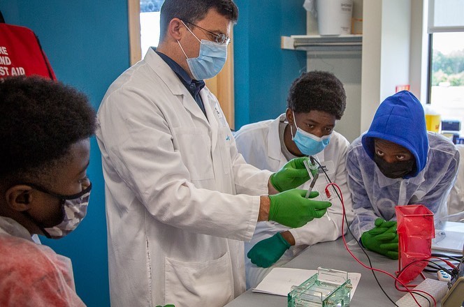 MALifeSciences's tweet image. Kudos to our partners at the Gloucester Marine Genomics Institute who recently hosted a group of students from Roxbury to participate in the SummerSTEM program. ♥️ seeing students in action, experiencing hands-on science in a working, biotechnology laboratory. 🧪🧬🥼