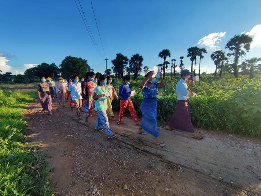 Chanapai_247's tweet photo. Let's burn the useless ASEAN's flag !

This evening , villagers from #PhaungKar , LetpaDaungTaung area , marched iand burnt the @ASEAN flag .

#KyawMoeTunRepresentsMyanmar
#Aug30Coup 
#WhatsHappeningInMyanmar https://t.co/6A27V5rtJM