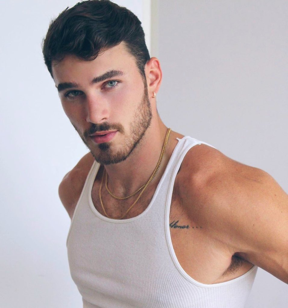 shamelesscarson's tweet image. 𝐂𝐀𝐑𝐒𝐎𝐍 𝐆𝐀𝐋𝐋𝐀𝐆𝐇𝐄𝐑

𝐛𝐢𝐬𝐞𝐱𝐮𝐚𝐥. 𝐬𝐞𝐜𝐨𝐧𝐝 𝐨𝐥𝐝𝐞𝐬𝐭 𝐠𝐚𝐥𝐥𝐚𝐠𝐡𝐞𝐫. 𝐭𝐰𝐞𝐧𝐭𝐲-𝐬𝐢𝐱 𝐲𝐞𝐚𝐫𝐬 𝐨𝐥𝐝. 𝐢𝐧 𝐭𝐡𝐞 𝐦𝐨𝐝𝐞𝐥𝐢𝐧𝐠 𝐢𝐧𝐝𝐮𝐬𝐭𝐫𝐲. 𝐬𝐨𝐧 𝐨𝐟 𝐟𝐫𝐚𝐧𝐤, 𝐦𝐨𝐭𝐡𝐞𝐫 𝐮𝐧𝐤𝐧𝐨𝐰𝐧. 𝐧𝐞𝐯𝐞𝐫 𝐦𝐞𝐭 𝐡𝐢𝐬 𝐬𝐢𝐛𝐥𝐢𝐧𝐠𝐬.