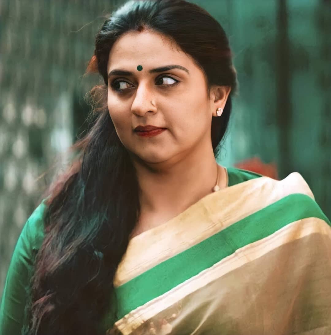 Image Pavitra Naresh in Dubai, Pavitra Honeymoon Collections నరేష్-పవిత్ర షికారు.. లీకైన వీడియోలు.. హనీమూన్ అయిపోయిందా