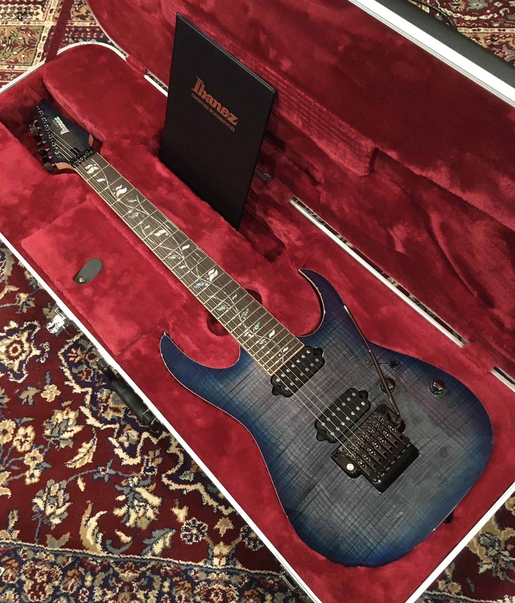 Yochi 僕の青いギターかっこいい選手権 Ibanez Sago New Material Guitars Talbo T Co Qcmeqwjudv Twitter