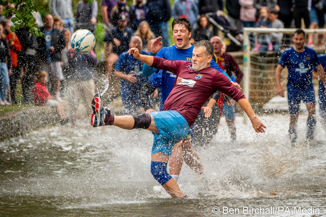Football rivers. мокрый футбол. American football players titans. футбол в ластах. футбол на воде.