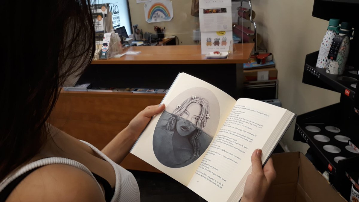 lasingratalla's tweet photo. Endinsades en la #literaturajuvenil valenciana, proposant-vos “La casa invisible” de #CarmeCardona, amb il·lustracions d’#AlbaLópez i editada per @DrassanaLlibres  
Obra guanyadora del premi #Diafebus de novel·la juvenil.
🦎📚👌🦎📚👌 https://t.co/myTH9LTfwW