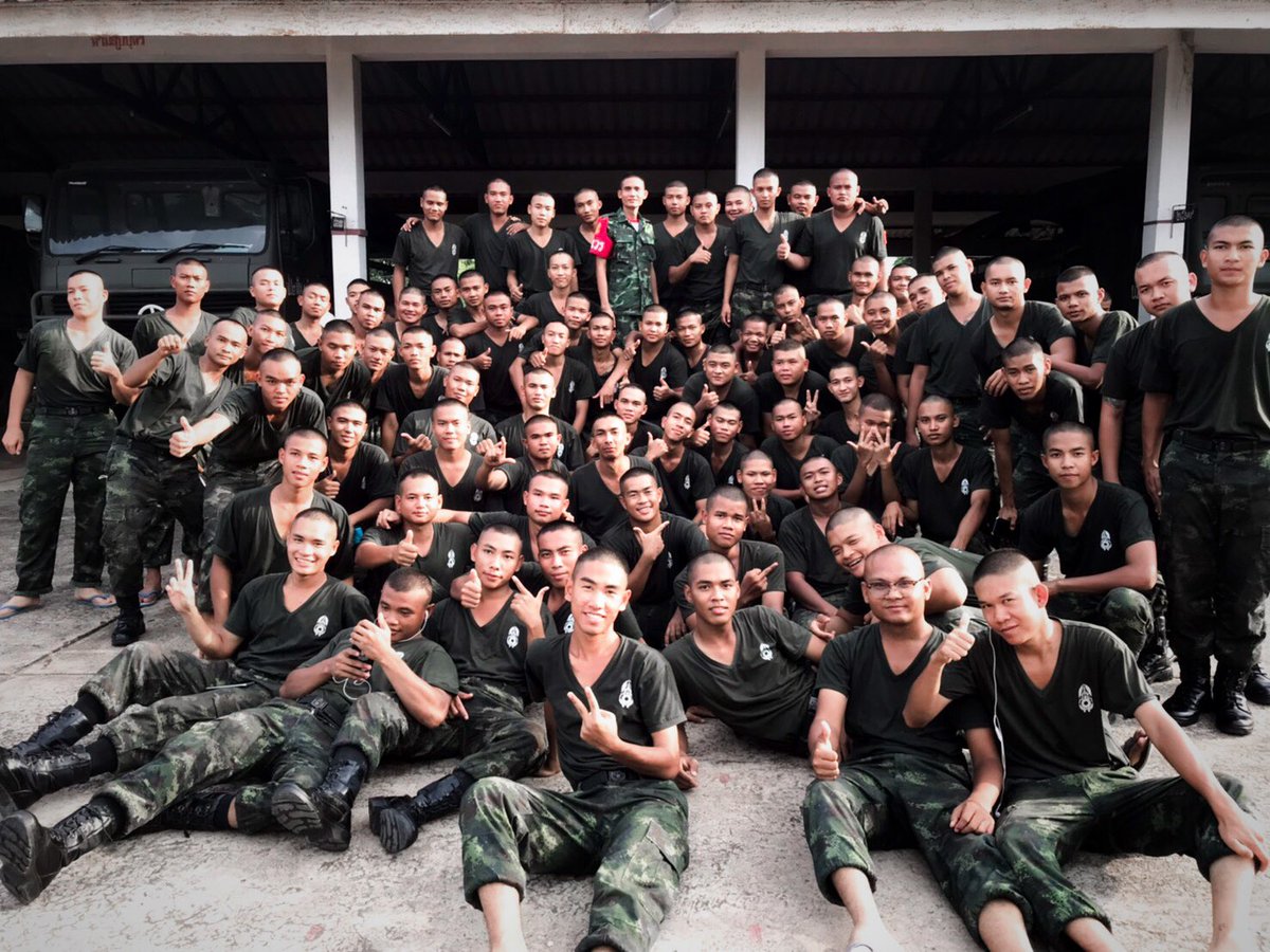 MNuttarapong's tweet photo. ที่นี่ไม่เหมาะกับคนอ่อนแอ ไม่ว่าจะมาจากที่ไหน แต่ที่ตรงทุกคนคือ "เพื่อน" 🇹🇭💂🏻‍♀️🪖
#ครอบครัวพลทหาร #ทหารใหม่
#ผลัด164 #ทหารปืนใหญ่ #วัยรุ่นทบ1 https://t.co/ppEJpuiQnH