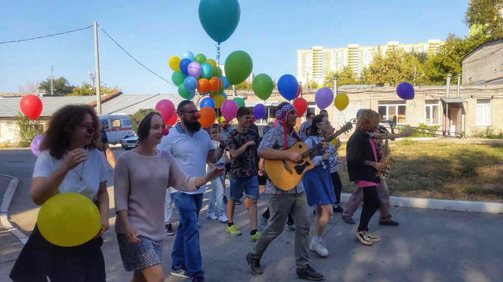 На выходных мы с депутатом <a href="/ragimov063/">Анатолий Рагимов</a> присоединились к особым клоунам-«Живчикам» и провели праздник для детей с онкологическими заболеваниями. По доброй традиции вручили детской городской больнице №1 им. Н.Н.Ивановой «коробку храбрости», наполненную разными игрушками🧸 #добро