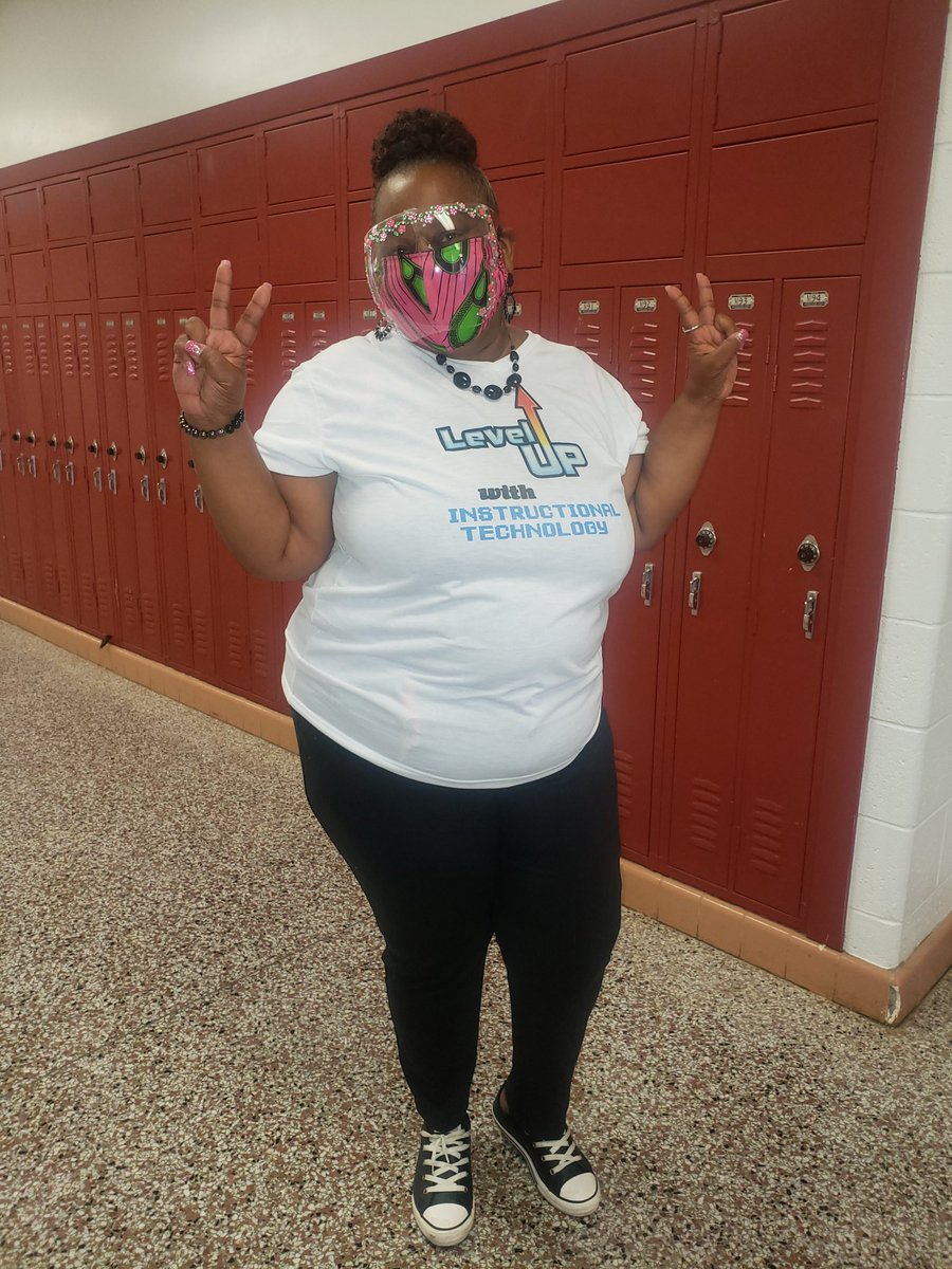 GeekyItrt's tweet photo. Everybody's fav pink &amp; green #gamechanger reporting for year 27 in @Pburg_Schools #LevelUp #geekpost #teacherlife https://t.co/P9vw5EXfLd